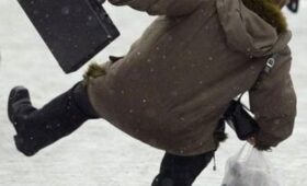 В Бишкеке 295 человек обратились за помощью после травм на гололёде