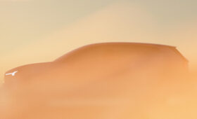 Новый кроссовер Volvo EX60 готовится к дебюту: свежие тизеры и подробности