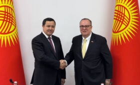 Глава Минздрава и посол США обсудили меморандум о сотрудничестве и планы по медгородку в Бишкеке