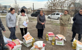 В Бишкеке к Новому году 300 семей получили гуманитарную помощь