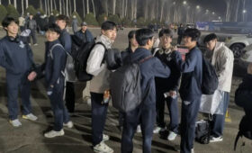 Чемпионат мира по хоккею (U-20) в Бишкеке: Сборная Гонконга прилетела в Кыргызстан. Видео