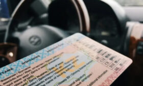 Казахстанцев массово лишают водительских удостоверений