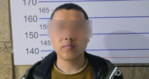 Бишкекчанин заметил «закладчика», который прятал наркотики у его ворот