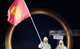 Фото — Спортсмены из Кыргызстана на церемонии открытия зимней Олимпиады в Италии