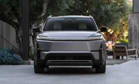 Toyota Highlander нового поколения подрос в габаритах и получил только электрическую технику