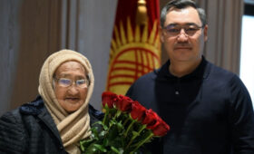 Садыр Жапаров встретился со своей первой учительницей Кенешкан Шаменовой