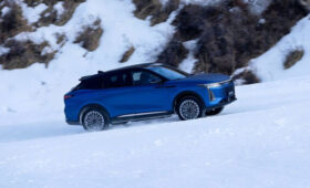 Exeed RX PHEV прошёл сложное испытание с подъёмом по льду с уклоном 41°