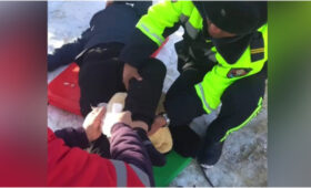 В Чункурчаке сотрудники туристической милиции помогли подростку, который получил травму при спуске с тюбинга