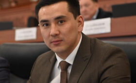 Депутат Жаныбек Абиров не смог опознать простейшие дорожные знаки