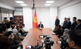 Садыр Жапаров встретился с директорами автошкол