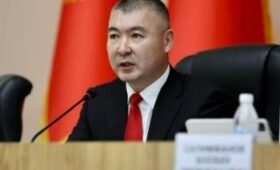 Каныбек Туманбаев получил строгое замечание от Садыра Жапарова