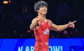 Чемпион мира по борьбе из Японии пришел на кыргызский той и выиграл $100 в конкурсе. Видео