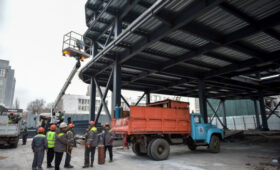 В Бишкеке начат демонтаж конструкции возле ЦУМ «Айчурок»