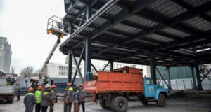 В Бишкеке начат демонтаж конструкции возле ЦУМ «Айчурок»