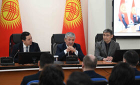 Адылбек Касымалиев представил коллективу Минздрава и.о. министра Дамирбека Осмонова