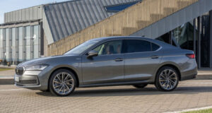 Пополнение в семействе: лифтбек Skoda Superb получил новую «начинку»