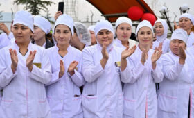 В Кыргызстане средняя зарплата врачей составит 47 тыс. сомов