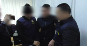 Чтобы вытащить водворенное на штрафстоянку авто, бишкекчанин решил подкупить патрульного