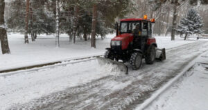 Городские службы очищают Бишкек от снега