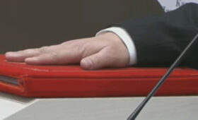 В Жогорку Кенеше принесли присягу новые члены Кабинета министров