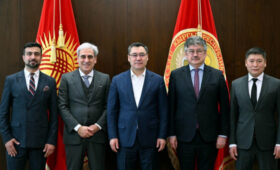 Садыр Жапаров и глава Международного союза водно-моторного спорта обсудили проведение соревнований UIM на Иссык-Куле