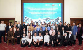 В Бишкеке школам передали новые комплекты «Климатической шкатулки»