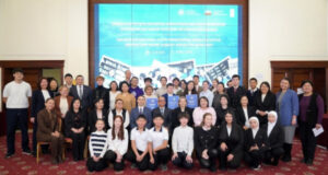 В Бишкеке школам передали новые комплекты «Климатической шкатулки»