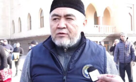 Экс-глава ГКНБ Ташиев принял участие в Айт-намазе и обратился к народу