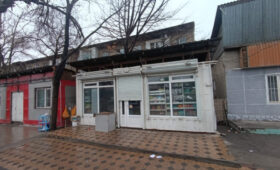 В Бишкеке продолжается демонтаж незаконных павильонов