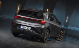 Обновлён хэтчбек Cupra Born: фирменный «нос», физические кнопки на руле, больше запас хода