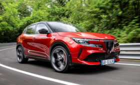 Страсти вокруг Alfa Romeo: продажи в 2025 году выросли, но оптимизма пока мало