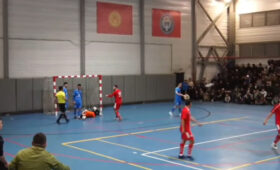 Суперлига: В Нарыне зрители бросили бутылку с водой в судью и светили лазером во вратаря соперника. Видео