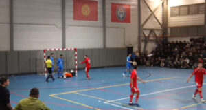 Суперлига: В Нарыне зрители бросили бутылку с водой в судью и светили лазером во вратаря соперника. Видео