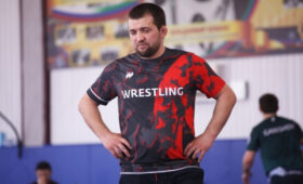 Тренер сборной России «помог» Эрназару Акматалиеву победить в финале американца. Видео