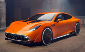 Раскрыт салон нового Mercedes-AMG GT 4-door Coupe: засилье экранов и гламурный потолок