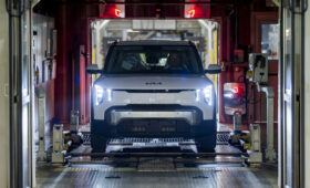 Kia запустила серийное производство кроссовера EV2 на заводе в Словакии