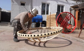 Село мастеров Кызыл-Туу одевает в кыргызские юрты весь мир (видео)