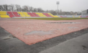 На стадионе имени Долона Омурзакова временно закрыли беговые дорожки