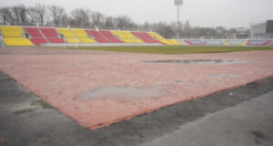 На стадионе имени Долона Омурзакова временно закрыли беговые дорожки