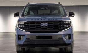 Ford Expedition отмечает 30-летие спецверсией в цвете спорткара Ford Mustang Dark Horse