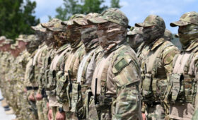 ГКНБ КР задержал троих своих сотрудников за системные поборы с бизнеса