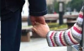 В КР усилили поддержку персональных ассистентов детей с инвалидностью
