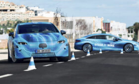 Mercedes обновит EQS: лифтбек получит пересмотренный салон со штурвалом вместо руля