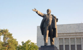 В Бишкеке почтили память Владимира Ленина в день его 156-летия