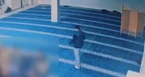 Прихожане молились, когда в мечеть зашел парень и украл телефон. Видео