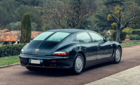 Автолегенда 1990-х: один из трёх выпущенных седанов Bugatti EB112 продадут на аукционе