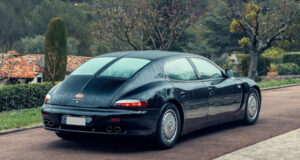 Автолегенда 1990-х: один из трёх выпущенных седанов Bugatti EB112 продадут на аукционе