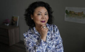 Опытный «лизун» Лейла Саралаева не замечает бревно в собственном глазу