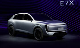 Кроссовер AUDI E7X показал свой роскошный интерьер