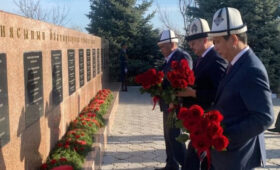 Госсекретарь Арслан Койчиев почтил память погибших в апрельских событиях